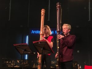 Spelen op de contrabasblokfluit tijdens de Open Recorder Days Amsterdam